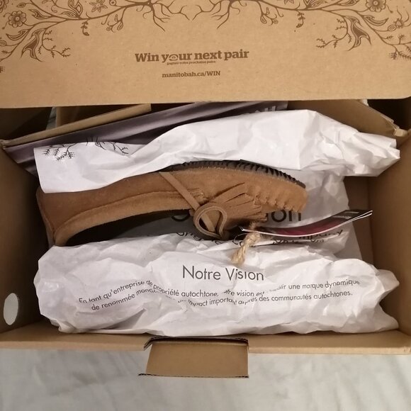 🇨🇦 New-In-Box Manitobah Mukluks Sunshine Moccasin (Suede) in Oak, NWT - Picture 6 of 6